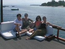 Foto Liburan Keluarga Wulan Guritno di Gili Meno