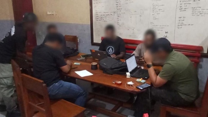 Satgas Operasi Damai Cartenz menangkap dua anggota kelompok kriminal bersenjata (KKB) Kodap XVI Yahukimo Batalyon Sisibia berinisial OK dan IK di Kabupaten Yahukimo, Papua Pegunungan.