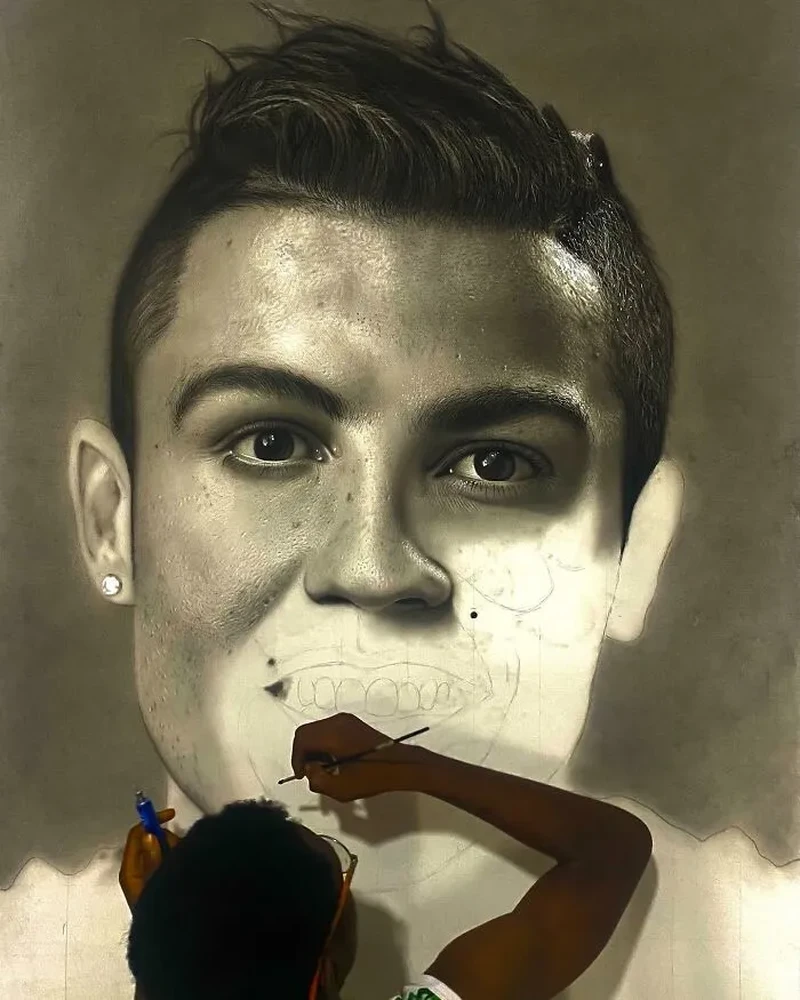 Gambar hyperrealism yang belum selesai ini membuat penggemar seni berdecak kagum. Cantik banget.