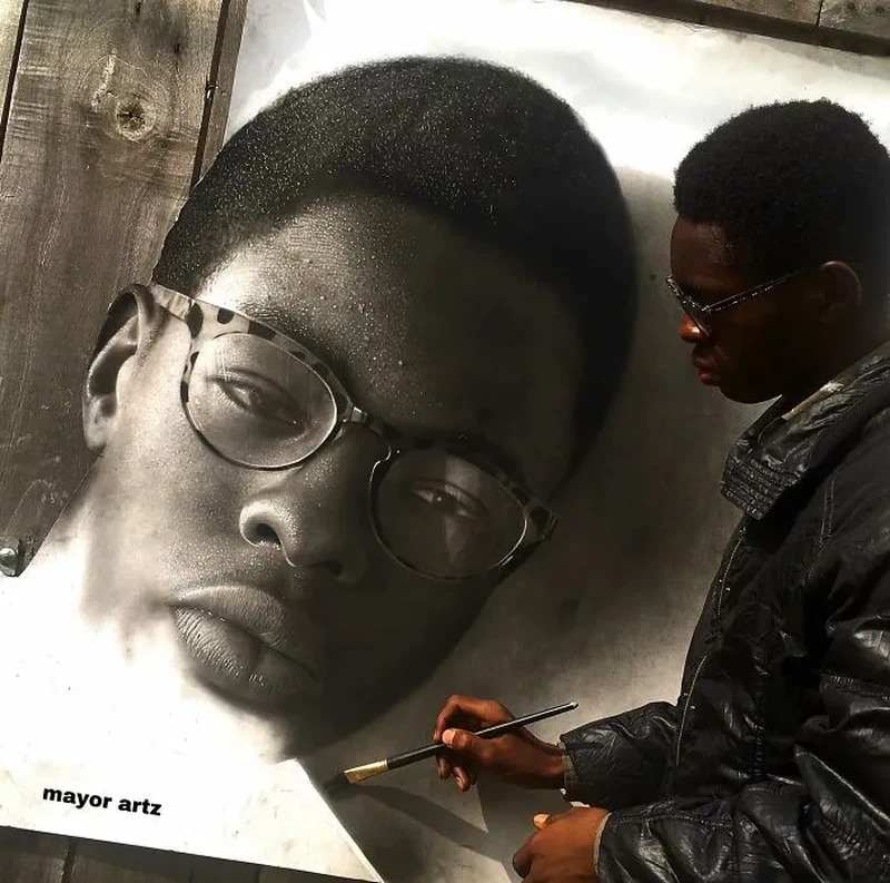 Gambar hyperrealism yang belum selesai ini membuat penggemar seni berdecak kagum. Cantik banget.