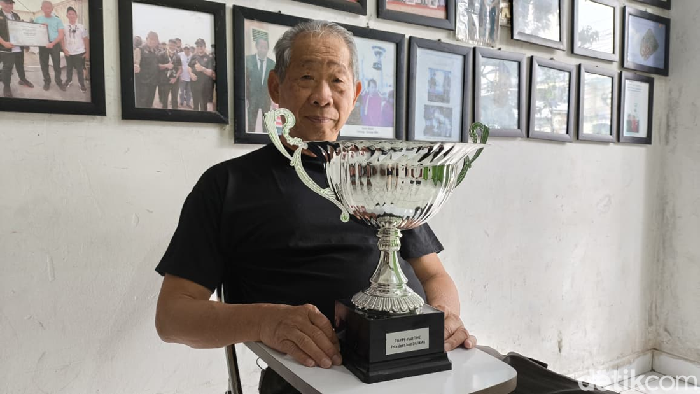 Akiat dan trofi juara dunia layang-layang.