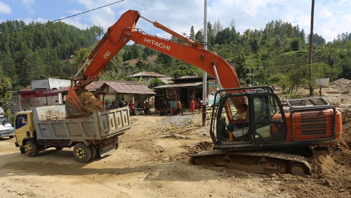 Pekerja mengoperasikan alat berat untuk membersihkan material lumpur dan batu di kawasan pemukiman penduduk dan jalan lintas Provinsi Gayo Lues menuju Aceh Tenggara Desa Palok, Blangkejeren, Gayo Lues, Aceh, Kamis (29/1/2026). Kementerian Pekerjaan Umum dan PT. Hutama Karya (Persero) mengerahkan puluhan alat berat untuk membersihkan material lumpur yang menutupi badan jalan lintas provinsi guna memperlancar akses transportasi dan memulihkan layanan dasar masyarakat pascabencana hidrometeorologi yang melanda sejumlah kabupaten/kota di Aceh. ANTARA FOTO/Syifa Yulinnas/bar
