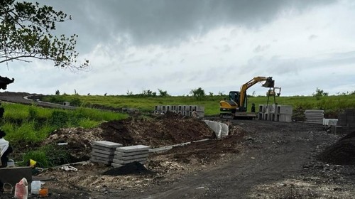 Alat berat dikerahkan dalam proyek kavling pemukiman di kawasan Tumbak Bayuh dan Pererenan, Mengwi, Badung, Bali. (Foto: Dok. Satpol PP Badung)