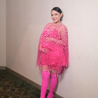 Gaya Amanda Manopo Tampil Serba Pink, Pamer Baby Bump yang Makin Besar