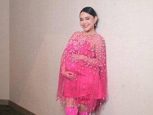 Gaya Amanda Manopo Tampil Serba Pink, Pamer Baby Bump yang Makin Besar