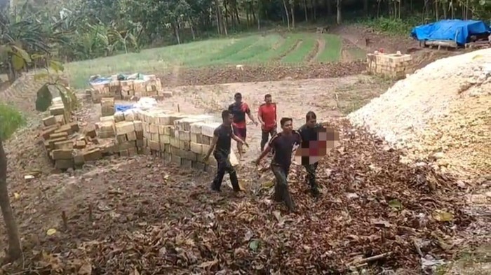 Warga dan petugas saat mengevakuasi anak kembar tewas tenggelam di Sungai Pacal Bojonegoro