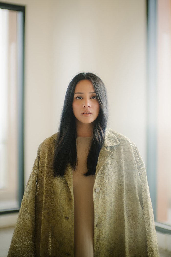 Angel Pieter kembali dengan lagu Rindu, menggambarkan kerinduan yang diakui dengan tenang. Lagu ini menekankan emosi dan kedalaman interpretasi.