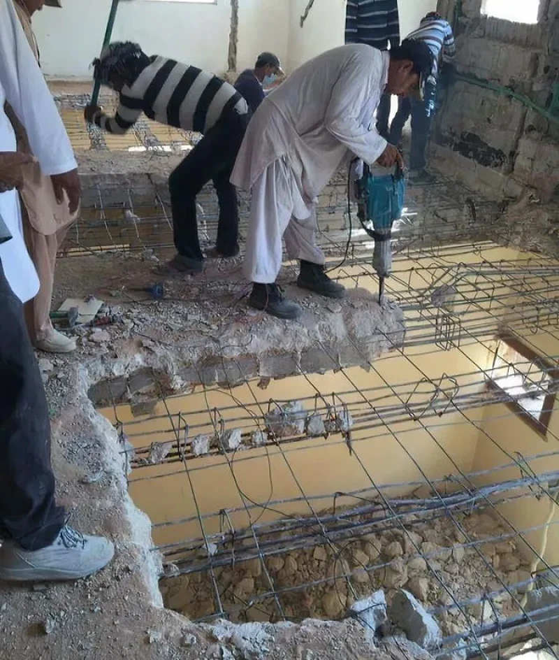 Tanpa takut jatuh atau hal buruk lainnya, para pekerja ini jauh dari pengaman di tempat kerja. Bismillah, moga-moga aman.