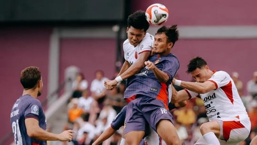 Bali United (jersey putih) menyerah dengan skor 2-3 dari Persik Kediri pada pekan ke-19 Super League 2025/2026 di Stadion Brawijaya, Jumat (30/1/2026). (Foto: Instagram @baliunitedfc)