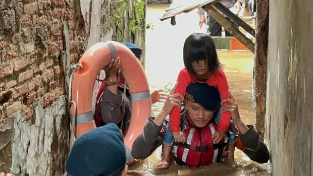 Banjir di Kebon Pala Jaktim, Brimob evakuasi lansia hingga anak-anak
