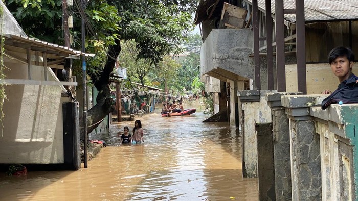 Kawasan Pejaten Timur Masih Banjir Siang Ini, Tinggi Air Capai 1,7 Meter