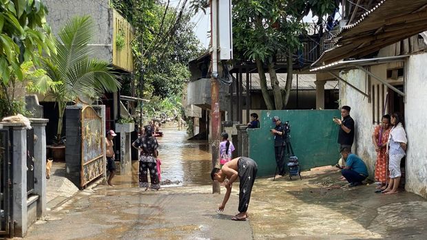 Banjir masih menggenangi kawasan Pejaten Timur, Jaksel, Jumat (30/1/2026) siang.