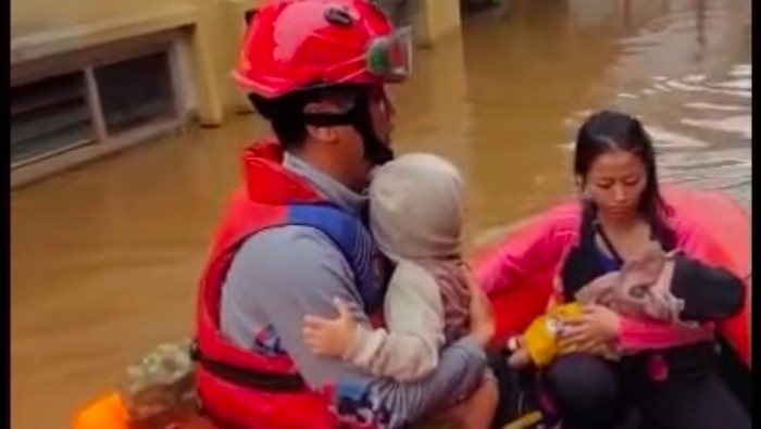 Banjir di Rawajati Jaksel Capai 1,5 Meter, Warga Dievakuasi