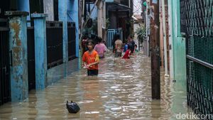 Banjir Rendam Bidara Cina, Aktivitas Warga Lumpuh