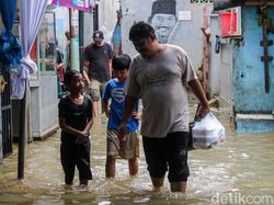 Video: Banjir Masih Rendam Bidara Cina Jaktim Pagi Ini