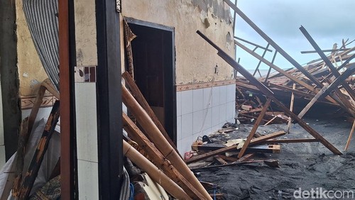 Salah satu rumah warga di Lingkungan Bugis, Kecamatan Ampenan, Kota Mataram yang rusak berat karena terkena banjir rob, pekan lalu.