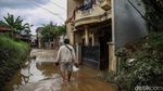 Banjir Surut, Warga Gang Mawar Bekasi Berjibaku Bersihkan Lumpur Tebal