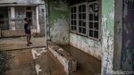 Banjir Surut, Warga Gang Mawar Bekasi Berjibaku Bersihkan Lumpur Tebal