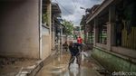 Banjir Surut, Warga Gang Mawar Bekasi Berjibaku Bersihkan Lumpur Tebal