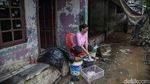 Banjir Surut, Warga Gang Mawar Bekasi Berjibaku Bersihkan Lumpur Tebal