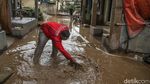 Banjir Surut, Warga Gang Mawar Bekasi Berjibaku Bersihkan Lumpur Tebal