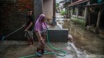 Banjir Surut, Warga Gang Mawar Bekasi Berjibaku Bersihkan Lumpur Tebal