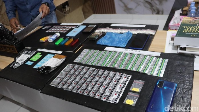 Barang bukti narkoba dari penangkapan kepala dusun di Kuningan