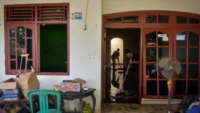 Ilustrasi bersih-bersih rumah setelah banjir.