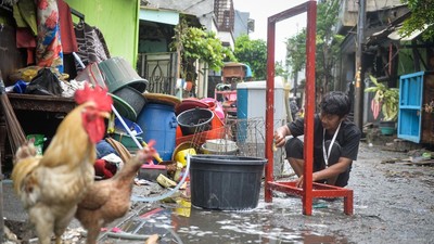 Banjir Surut, Warga Periuk Damai Mulai Bersihkan Rumah