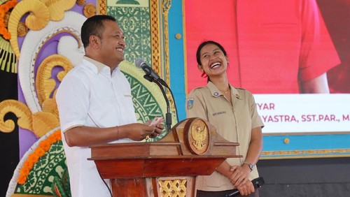 Bupati Gianyar Made Mahayastra saat pembukaan beasiswa Gianyar Aman 2026 di SMAN 1 Gianyar, Jumat (30/1/2026). (Foto: Dok. Dinas Komunikasi dan Informasi Gianyar)