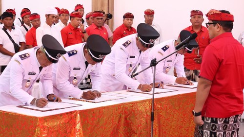 Bupati Tabanan, I Komang Gede Sanjaya melantik empat perbekel pada Jumat (30/1/2026) di Graha Yadnya Sanjayaning Singasana Tabanan. (Istimewa)