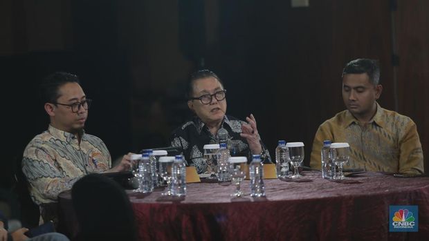 Chairman Indonesia Mining Institute, Irwandy Arif menyampaikan paparan dalam acara Gold Outlook 2026 di Menara Bank Mega, Jakarta, Jumat (30/1/2026). (CNBC Indonesia/Muhammad Sabki)