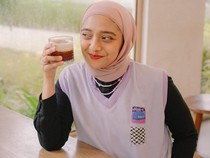 Potret Chikita Fawzi saat Jadi Relawan Bencana Sumut hingga Kulineran