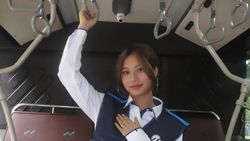 POV Christy no na Naik Bus, Asyik Banget Bergelantungan