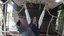 POV Christy no na Naik Bus, Asyik Banget Bergelantungan