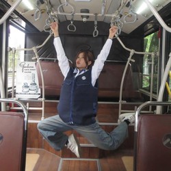 POV Christy no na Naik Bus, Asyik Banget Bergelantungan