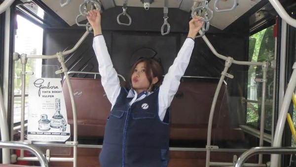 POV Christy no na Naik Bus, Asyik Banget Bergelantungan