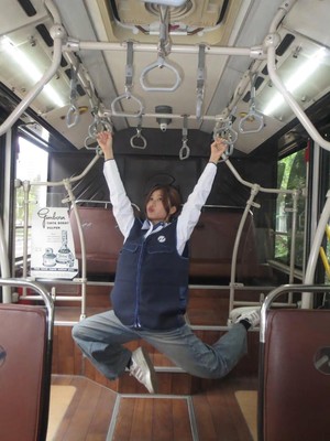 POV Christy no na Naik Bus, Asyik Banget Bergelantungan