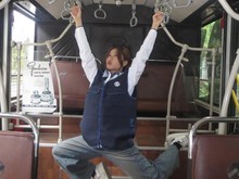 POV Christy no na Naik Bus, Asyik Banget Bergelantungan