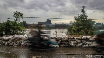 Waspada Debit Kali Bekasi Naik, Warga Babelan Pasang Tanggul Darurat