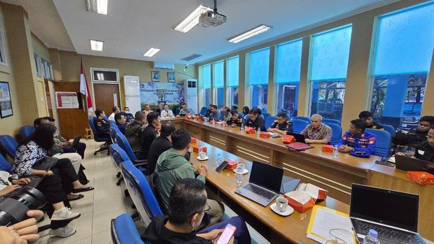 Ditpolairud Polda Metro Jaya mengurai kepadatan kapal di Pelabuhan Muara Angke, Jakarta Utara