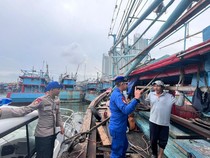 Ditpolairud Polda Metro Urai Kepadatan Kapal Nelayan di Muara Angke