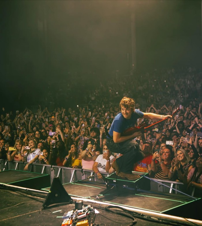 Lagu End of Beginning oleh Joe Keery atau Djo kembali viral, menduduki peringkat pertama Spotify. Temukan fakta menarik dan makna di balik lagu ini!