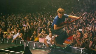 Djo Meroket Lagi, Kalahkan Single-single Bertahan Bad Bunny