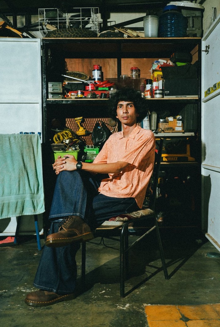 eńau dan Ari Lesmana merilis kolaborasi lagu Sesi Potret, menggambarkan perjalanan emosional dan reflektif tentang penerimaan diri.