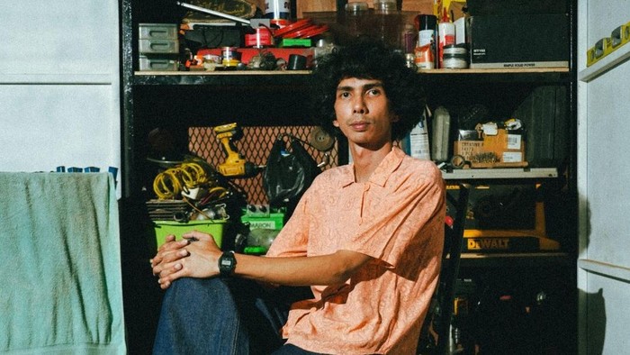 eńau dan Ari Lesmana merilis kolaborasi lagu Sesi Potret, menggambarkan perjalanan emosional dan reflektif tentang penerimaan diri.