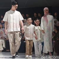 Kenapa Keluarga Indonesia Suka Baju Lebaran Seragam? Ini Sejarahnya