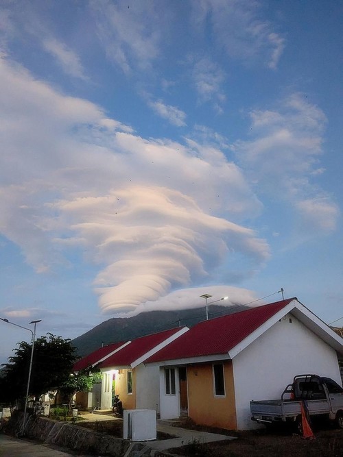 Fenomena awan lentikular terjadi di puncak Gunung Ile Lewotolok, Kamis sore (29/1/2026).