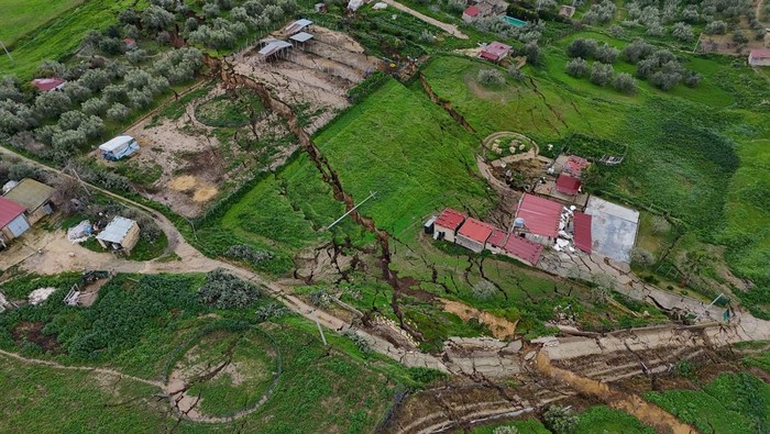 Foto udara memperlihatkan retakan panjang akibat tanah longsor yang terjadi di wilayah Niscemi, Italia. Retakan-retakan tersebut tampak membelah permukaan tanah dan membentuk pola tidak beraturan, menunjukkan dampak serius dari pergerakan tanah di kawasan tersebut. REUTERS/Fatos Bytyci