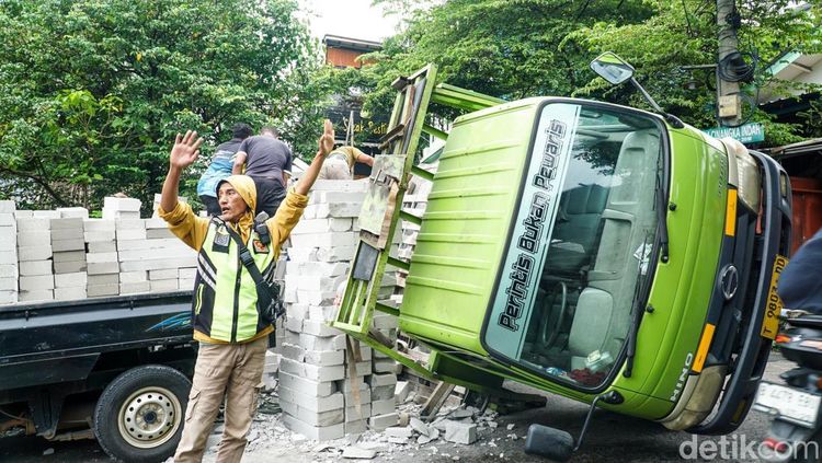 Gagal Menanjak, Truk Bermuatan Hebel Terguling di Depok